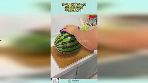 吃瓜结果摔倒了,意外事件引发的网络热议