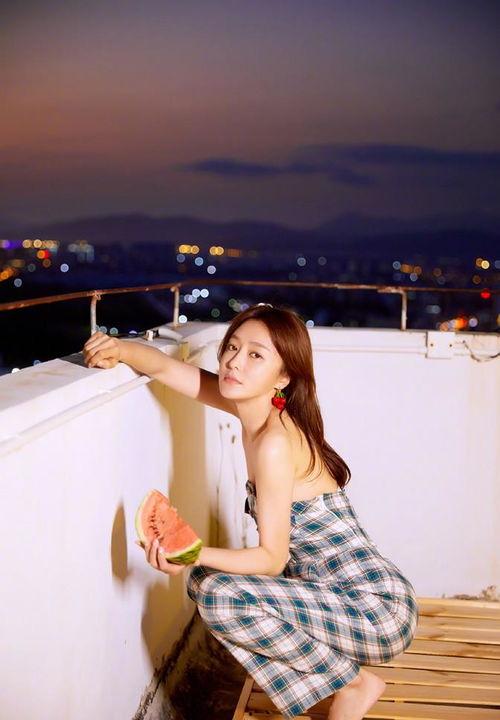 秦岚台下吃瓜,意外成为焦点